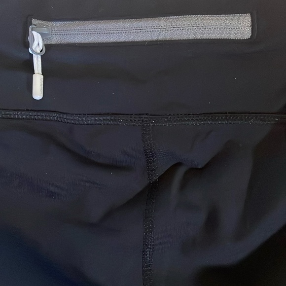 LULULEMON Grey Black RUFFLE CROP Athletic Workout Yoga PANTS Zipper Pockets 6! - Picture 4 of 5
